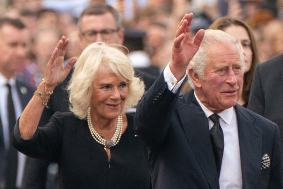 Le roi Charles III d'Angleterre et Camilla Parker Bowles, reine consort d'Angleterre, arrivent à Buckingham Palace, le 9 septembre 2022.