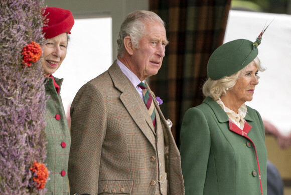 Le prince Charles, prince de Galles, Camilla Parker Bowles, duchesse de Cornouailles et la princesse Anne lors du Braemar Royal Highland Gathering au Princess Royal and Duke of Fife Memorial Park à Braemar, Royaume Uni, le 3 septembre 2022.