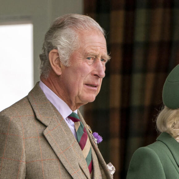 Le prince Charles, prince de Galles, Camilla Parker Bowles, duchesse de Cornouailles et la princesse Anne lors du Braemar Royal Highland Gathering au Princess Royal and Duke of Fife Memorial Park à Braemar, Royaume Uni, le 3 septembre 2022.