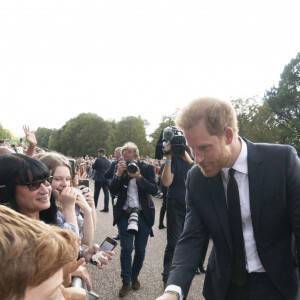 Le prince Harry, duc de Sussex, Meghan Markle, duchesse de Sussex à la rencontre de la foule devant le château de Windsor, suite au décès de la reine Elisabeth II d'Angleterre. Le 10 septembre 2022 