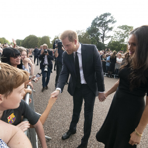 Le prince Harry, duc de Sussex, Meghan Markle, duchesse de Sussex à la rencontre de la foule devant le château de Windsor, suite au décès de la reine Elisabeth II d'Angleterre. Le 10 septembre 2022 