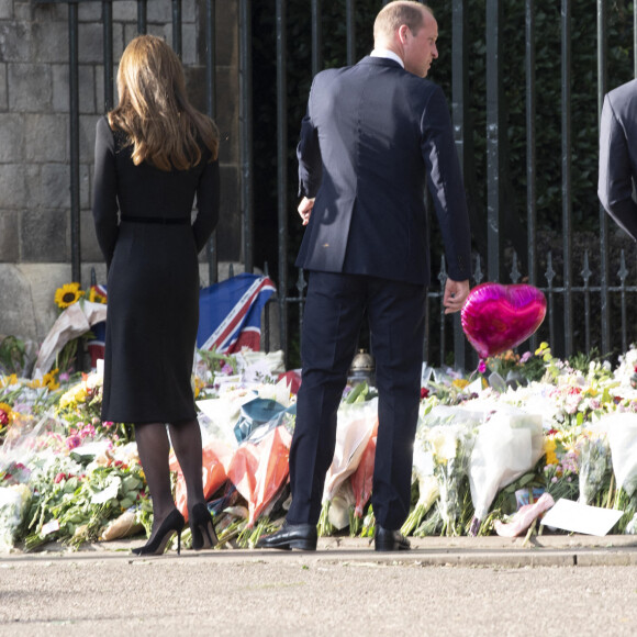 Le prince de Galles William, la princesse de Galles Kate Catherine Middleton, le prince Harry, duc de Sussex, Meghan Markle, duchesse de Sussex à la rencontre de la foule devant le château de Windsor, suite au décès de la reine Elisabeth II d'Angleterre. Le 10 septembre 2022 