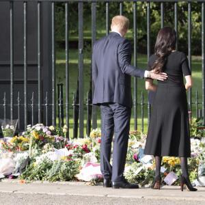 Le prince Harry, duc de Sussex, Meghan Markle, duchesse de Sussex à la rencontre de la foule devant le château de Windsor, suite au décès de la reine Elisabeth II d'Angleterre. Le 10 septembre 2022 