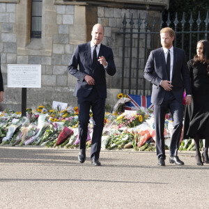 Le prince de Galles William, la princesse de Galles Kate Catherine Middleton, le prince Harry, duc de Sussex, Meghan Markle, duchesse de Sussex à la rencontre de la foule devant le château de Windsor, suite au décès de la reine Elisabeth II d'Angleterre. Le 10 septembre 2022 