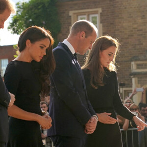 Le prince Harry, duc de Sussex et Meghan Markle, duchesse de Sussex et le prince de Galles William et la princesse de Galles Kate Catherine Middleton à la rencontre de la foule devant le château de Windsor, suite au décès de la reine Elisabeth II d'Angleterre. Le 10 septembre 2022 