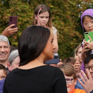 Le prince Harry, duc de Sussex et Meghan Markle, duchesse de Sussex à la rencontre de la foule devant le château de Windsor, suite au décès de la reine Elisabeth II d'Angleterre. Le 10 septembre 2022 