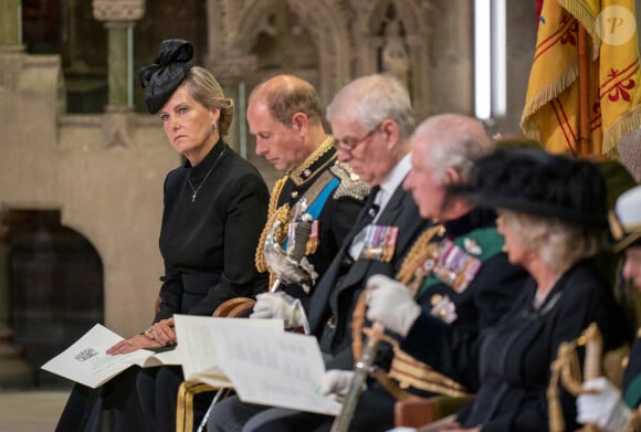 Le roi Charles III d'Angleterre, Camilla Parker Bowles, reine consort d'Angleterre, le prince Andrew, duc d'York, la princesse Anne, Tim Laurence, Sophie Rhys-Jones, duchesse de Wessex, le prince Edward, comte de Wessex - Prière pour le décès de la reine Elisabeth II en la cathédrale St Giles d'Édimbourg, Royaume Uni, le 12 septembre 2022.