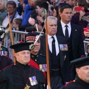 Le prince Andrew, duc d'York, et le prince Edward, comte de Wessex - Procession du cercueil de la reine Elisabeth II du palais de Holyroodhouse à la cathédrale St Giles d'Édimbourg, Royaume Uni, le 12 septembre 2022.