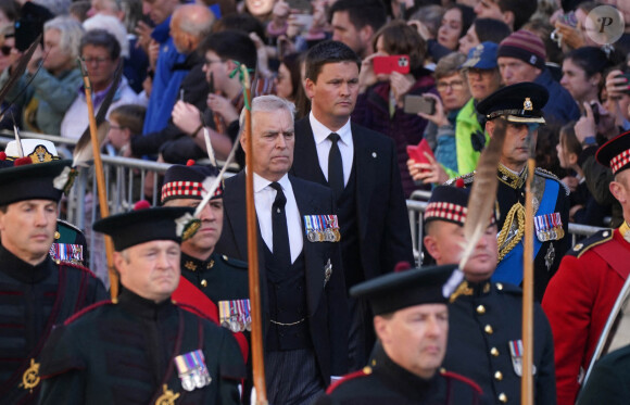 Le prince Andrew, duc d'York, et le prince Edward, comte de Wessex - Procession du cercueil de la reine Elisabeth II du palais de Holyroodhouse à la cathédrale St Giles d'Édimbourg, Royaume Uni, le 12 septembre 2022.