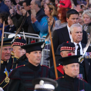 Le prince Andrew, duc d'York, et le prince Edward, comte de Wessex - Procession du cercueil de la reine Elisabeth II du palais de Holyroodhouse à la cathédrale St Giles d'Édimbourg, Royaume Uni, le 12 septembre 2022.