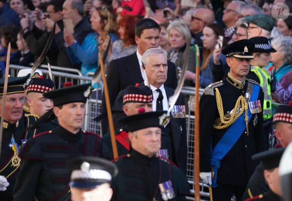 Le prince Andrew, duc d'York, et le prince Edward, comte de Wessex - Procession du cercueil de la reine Elisabeth II du palais de Holyroodhouse à la cathédrale St Giles d'Édimbourg, Royaume Uni, le 12 septembre 2022.