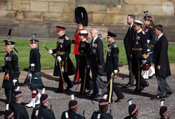 Le roi Charles III d'Angleterre, la princesse Anne, le prince Andrew, duc d'York, et le prince Edward, comte de Wessex - Procession du cercueil de la reine Elisabeth II du palais de Holyroodhouse à la cathédrale St Giles d'Édimbourg, Royaume Uni, le 12 septembre 2022.