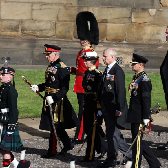 Le roi Charles III d'Angleterre, la princesse Anne, le prince Andrew, duc d'York, et le prince Edward, comte de Wessex - Procession du cercueil de la reine Elisabeth II du palais de Holyroodhouse à la cathédrale St Giles d'Édimbourg, Royaume Uni, le 12 septembre 2022.