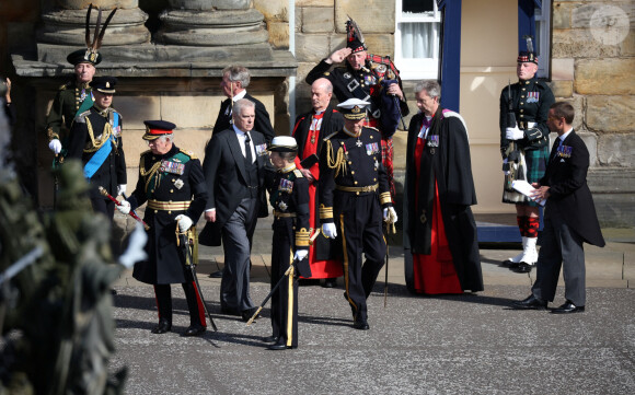 Le roi Charles III d'Angleterre, la princesse Anne, le prince Andrew, duc d'York, et le prince Edward, comte de Wessex - Procession du cercueil de la reine Elisabeth II du palais de Holyroodhouse à la cathédrale St Giles d'Édimbourg, Royaume Uni, le 12 septembre 2022.