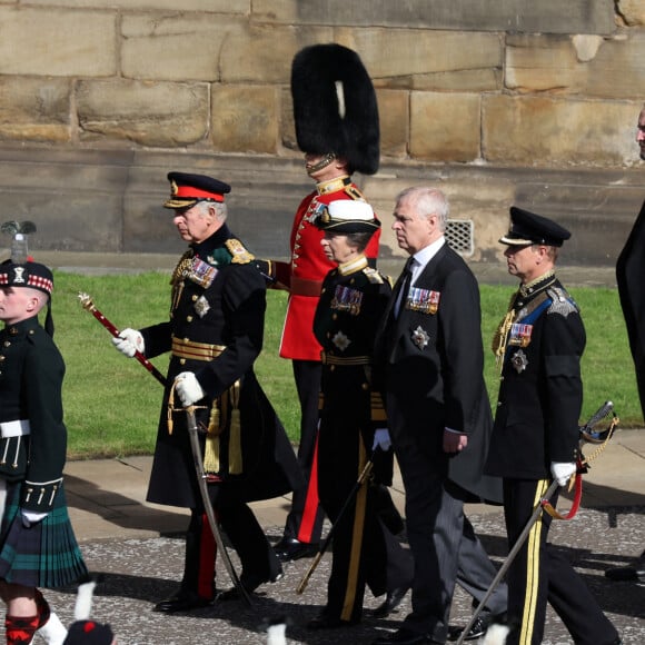 Le roi Charles III d'Angleterre, la princesse Anne, le prince Andrew, duc d'York, et le prince Edward, comte de Wessex - Procession du cercueil de la reine Elisabeth II du palais de Holyroodhouse à la cathédrale St Giles d'Édimbourg, Royaume Uni, le 12 septembre 2022.