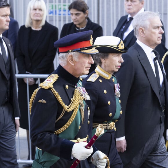 Le roi Charles III d'Angleterre, la princesse Anne, le prince Andrew, duc d'York, et le prince Edward, comte de Wessex - Procession du cercueil de la reine Elisabeth II du palais de Holyroodhouse à la cathédrale St Giles d'Édimbourg, Royaume Uni, le 12 septembre 2022.