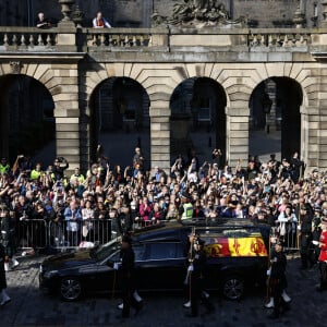 Le roi Charles III d'Angleterre, la princesse Anne, le prince Andrew, duc d'York, et le prince Edward, comte de Wessex - Procession du cercueil de la reine Elisabeth II du palais de Holyroodhouse à la cathédrale St Giles d'Édimbourg, Royaume Uni, le 12 septembre 2022.