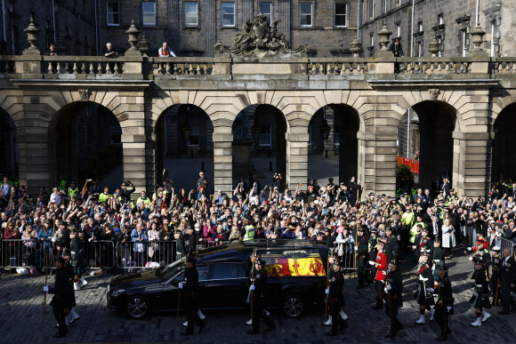 Le roi Charles III d'Angleterre, la princesse Anne, le prince Andrew, duc d'York, et le prince Edward, comte de Wessex - Procession du cercueil de la reine Elisabeth II du palais de Holyroodhouse à la cathédrale St Giles d'Édimbourg, Royaume Uni, le 12 septembre 2022.