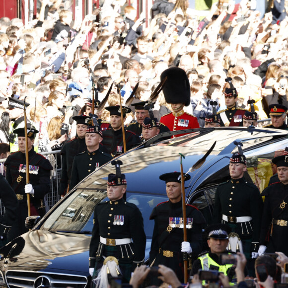 Le roi Charles III d'Angleterre, la princesse Anne, le prince Andrew, duc d'York, et le prince Edward, comte de Wessex - Procession du cercueil de la reine Elisabeth II du palais de Holyroodhouse à la cathédrale St Giles d'Édimbourg, Royaume Uni, le 12 septembre 2022.