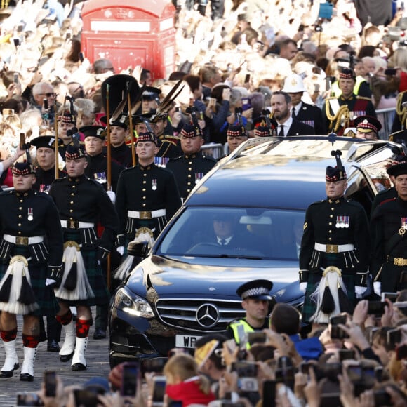 Le roi Charles III d'Angleterre, la princesse Anne, le prince Andrew, duc d'York, et le prince Edward, comte de Wessex - Procession du cercueil de la reine Elisabeth II du palais de Holyroodhouse à la cathédrale St Giles d'Édimbourg, Royaume Uni, le 12 septembre 2022.