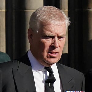 Le prince Andrew, duc d'York - Procession du cercueil de la reine Elisabeth II du palais de Holyroodhouse à la cathédrale St Giles d'Édimbourg, Royaume Uni