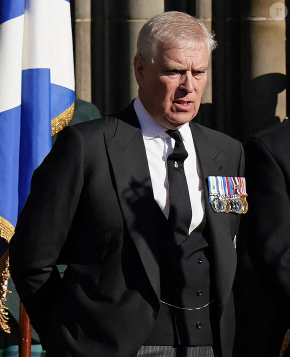 Le prince Andrew, duc d'York - Procession du cercueil de la reine Elisabeth II du palais de Holyroodhouse à la cathédrale St Giles d'Édimbourg, Royaume Uni