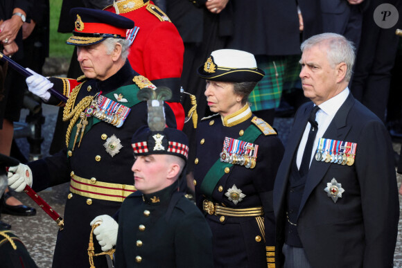 Le roi Charles III d'Angleterre, la princesse Anne, le prince Andrew, duc d'York Procession du cercueil de la reine Elisabeth II du palais de Holyroodhouse à la cathédrale St Giles d'Édimbourg, Royaume Uni, le 12 septembre 2022.