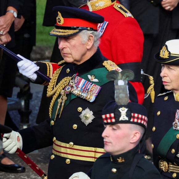 Le roi Charles III d'Angleterre, la princesse Anne, le prince Andrew, duc d'York Procession du cercueil de la reine Elisabeth II du palais de Holyroodhouse à la cathédrale St Giles d'Édimbourg, Royaume Uni, le 12 septembre 2022.