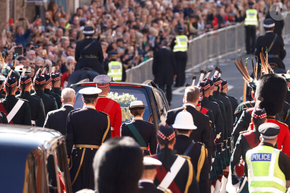 Le roi Charles III d'Angleterre, la princesse Anne, le prince Andrew, duc d'York, et le prince Edward, comte de Wessex - Procession du cercueil de la reine Elisabeth II du palais de Holyroodhouse à la cathédrale St Giles d'Édimbourg, Royaume Uni, le 12 septembre 2022.
