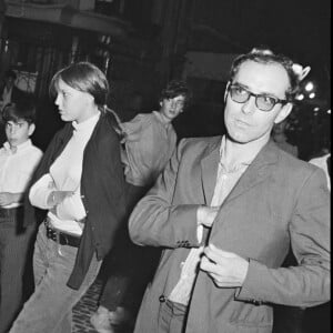 Anne Wiazemsky et Jean-Luc Godard lors de la première du film La Chinoise à Avignon. Elle succède à Anna Karina dans le coeur du cinéaste.