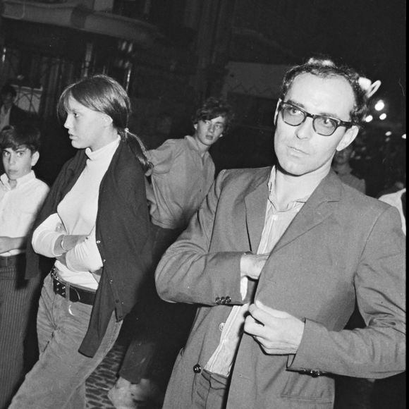 Anne Wiazemsky et Jean-Luc Godard lors de la première du film La Chinoise à Avignon. Elle succède à Anna Karina dans le coeur du cinéaste.