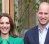 Le prince William, duc de Cambridge, et Kate Middleton, duchesse de Cambridge, entourés d'élèves de l'école Heathlands, lors d'une visite aux jardins botaniques royaux de Kew pour l'événement "Generation Earthshot" à Londres, le 13 octobre 2021. 