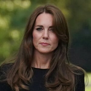 La princesse de Galles Kate Catherine Middleton à la rencontre de la foule devant le château de Windsor, suite au décès de la reine Elisabeth II d'Angleterre.