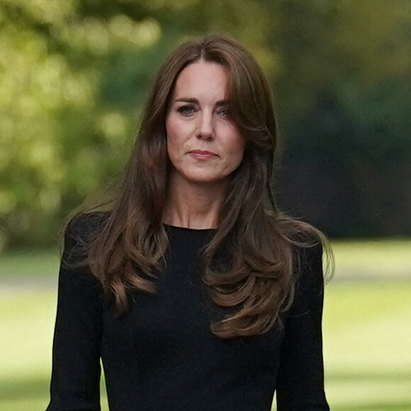 La princesse de Galles Kate Catherine Middleton à la rencontre de la foule devant le château de Windsor, suite au décès de la reine Elisabeth II d'Angleterre.