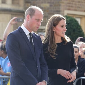 Le prince de Galles William et la princesse de Galles Kate Catherine Middleton à la rencontre de la foule devant le château de Windsor, suite au décès de la reine Elisabeth II d'Angleterre. Le 10 septembre 2022 