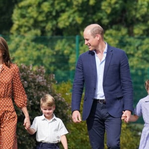 Le prince William, duc de Cambridge et Catherine Kate Middleton, duchesse de Cambridge accompagnent leurs enfants George, Charlotte et Louis à l'école Lambrook le 7 septembre 2022. 