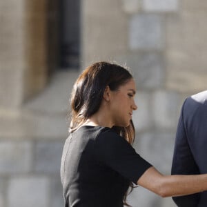 Le prince Harry, Meghan Markle à la rencontre de la foule devant le château de Windsor, suite au décès de la reine Elizabeth II d'Angleterre. Le 10 septembre 2022.