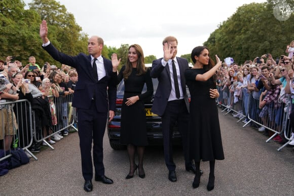Kate Middleton, le prince William, le prince Harry et Meghan Markle à la rencontre de la foule devant le château de Windsor, suite au décès de la reine Elizabeth II d'Angleterre. Le 10 septembre 2022.