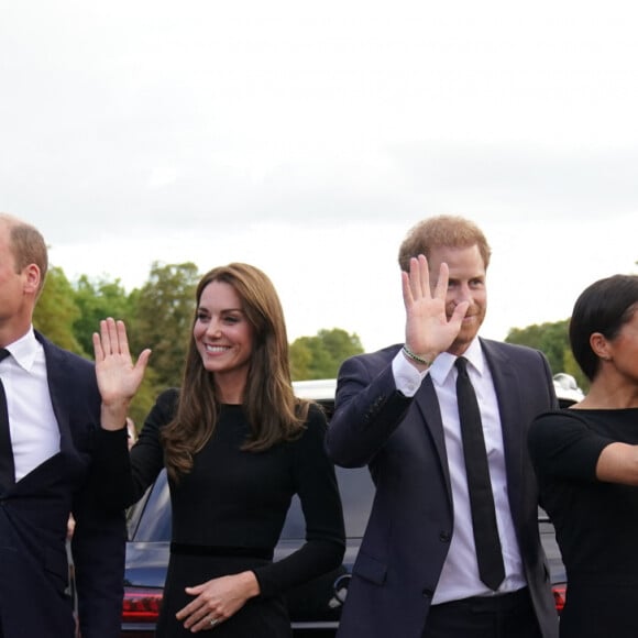 Kate Middleton, le prince William, le prince Harry et Meghan Markle à la rencontre de la foule devant le château de Windsor, suite au décès de la reine Elizabeth II d'Angleterre. Le 10 septembre 2022.