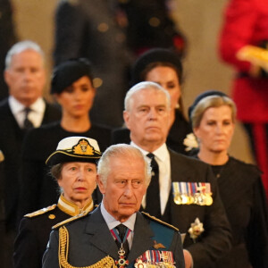 Le roi Charles III, la reine consort Camilla, Meghan Markle, le prince Harry, le prince William et la princesse Anne - Procession organisée en l'honneur d'Elizabeth II, déplacée du palais de Buckingham jusqu'à Westminster Hall. Le 14 septembre 2022.