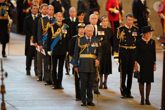 Le roi Charles III, la reine consort Camilla, Meghan Markle, le prince Harry, le prince William et la princesse Anne - Procession organisée en l'honneur d'Elizabeth II, déplacée du palais de Buckingham jusqu'à Westminster Hall. Le 14 septembre 2022.