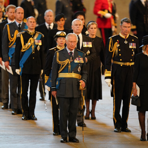 Le roi Charles III, la reine consort Camilla, Meghan Markle, le prince Harry, le prince William et la princesse Anne - Procession organisée en l'honneur d'Elizabeth II, déplacée du palais de Buckingham jusqu'à Westminster Hall. Le 14 septembre 2022.