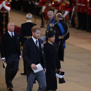 Le prince Harry, duc de Sussex, le prince Andrew, duc d'York, Meghan Markle, duchesse de Sussex - Intérieur - Procession cérémonielle du cercueil de la reine Elisabeth II du palais de Buckingham à Westminster Hall à Londres. Le 14 septembre 2022