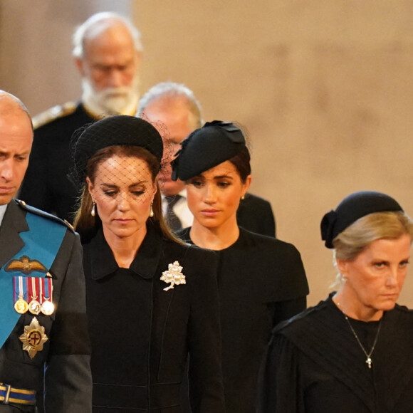 Le prince Harry, duc de Sussex, Meghan Markle, duchesse de Sussex, le prince de Galles William, Kate Catherine Middleton, princesse de Galles, la comtesse Sophie de Wessex, le prince Edward, comte de Wessex - Intérieur - Procession cérémonielle du cercueil de la reine Elisabeth II du palais de Buckingham à Westminster Hall à Londres. Le 14 septembre 2022 