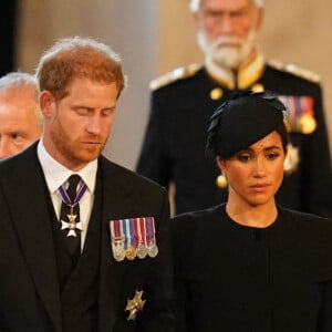 Le duc et la duchesse de Sussex, le prince Harry et Meghan Markle, et Kate Middleton arrivent devant le cercueil d'Elizabeth II @ Jacob King/PA Wire