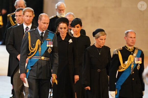 Le duc et la duchesse de Sussex, le prince Harry et Meghan Markle, le prince William et Meghan Markle, la comtesse Sophie et le Prince Edward arrivent devant le cercueil d'Elizabeth II @ Jacob King/PA Wire