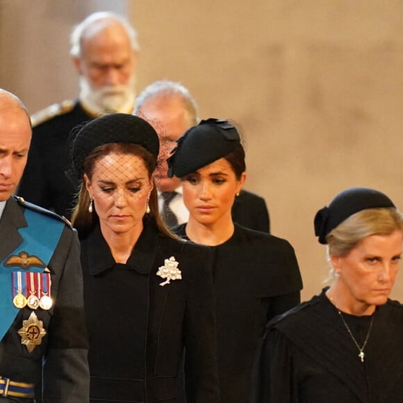 Le duc et la duchesse de Sussex, le prince Harry et Meghan Markle, le prince William et Meghan Markle, la comtesse Sophie et le Prince Edward arrivent devant le cercueil d'Elizabeth II @ Jacob King/PA Wire