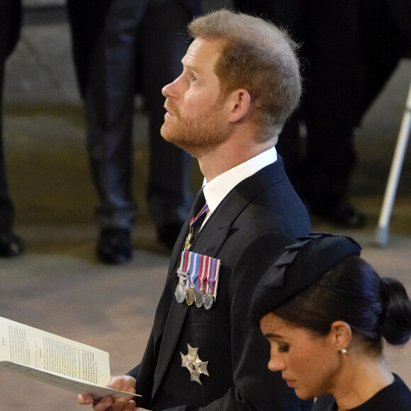 Le duc et la duchesse de Sussex, le prince Harry et Meghan Markle, devant le cercueil d'Elizabeth II @ Gregorio Borgia/PA Wire