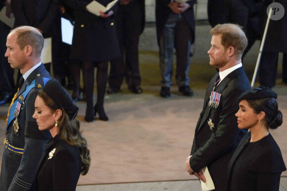 Le prince de Galles, William, la princesse de Galles, Kate Middleton, le prince Harry, duc de Sussex et Meghan Markle, duchesse de Sussex devant le cercueil d'Elizabeth II @ Gregorio Borgia/PA Wire