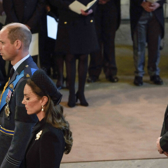 Le prince de Galles, William, la princesse de Galles, Kate Middleton, le prince Harry, duc de Sussex et Meghan Markle, duchesse de Sussex devant le cercueil d'Elizabeth II @ Gregorio Borgia/PA Wire